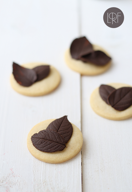 Cookies with chocolate leaves
