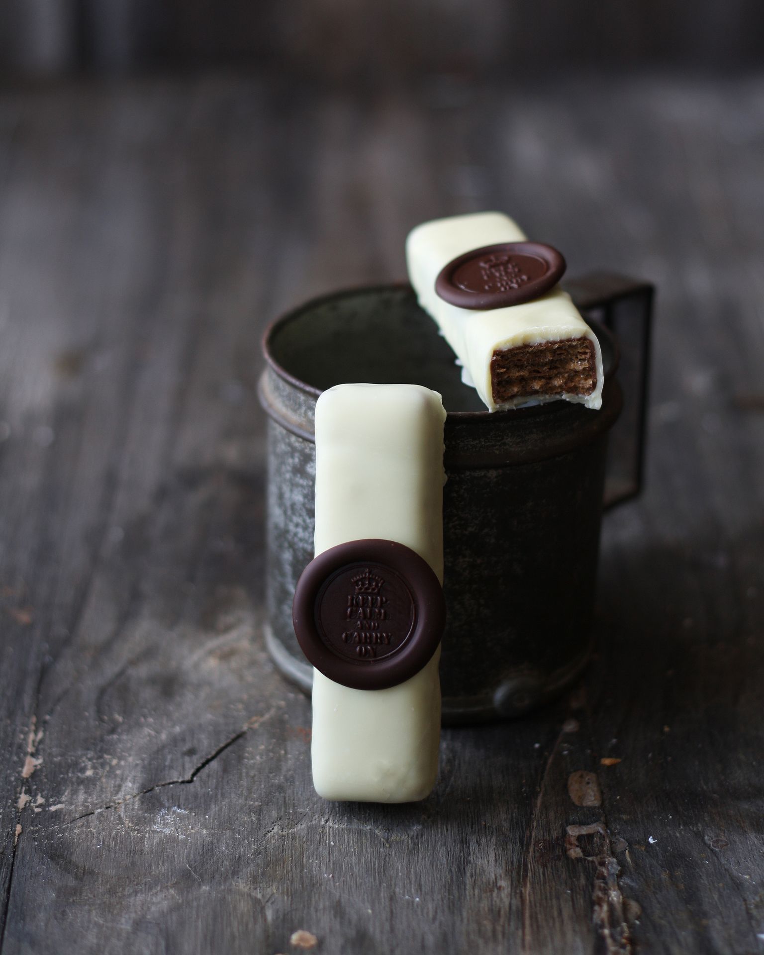 Bañadas en chocolate blanco con lacre de chocolate negro